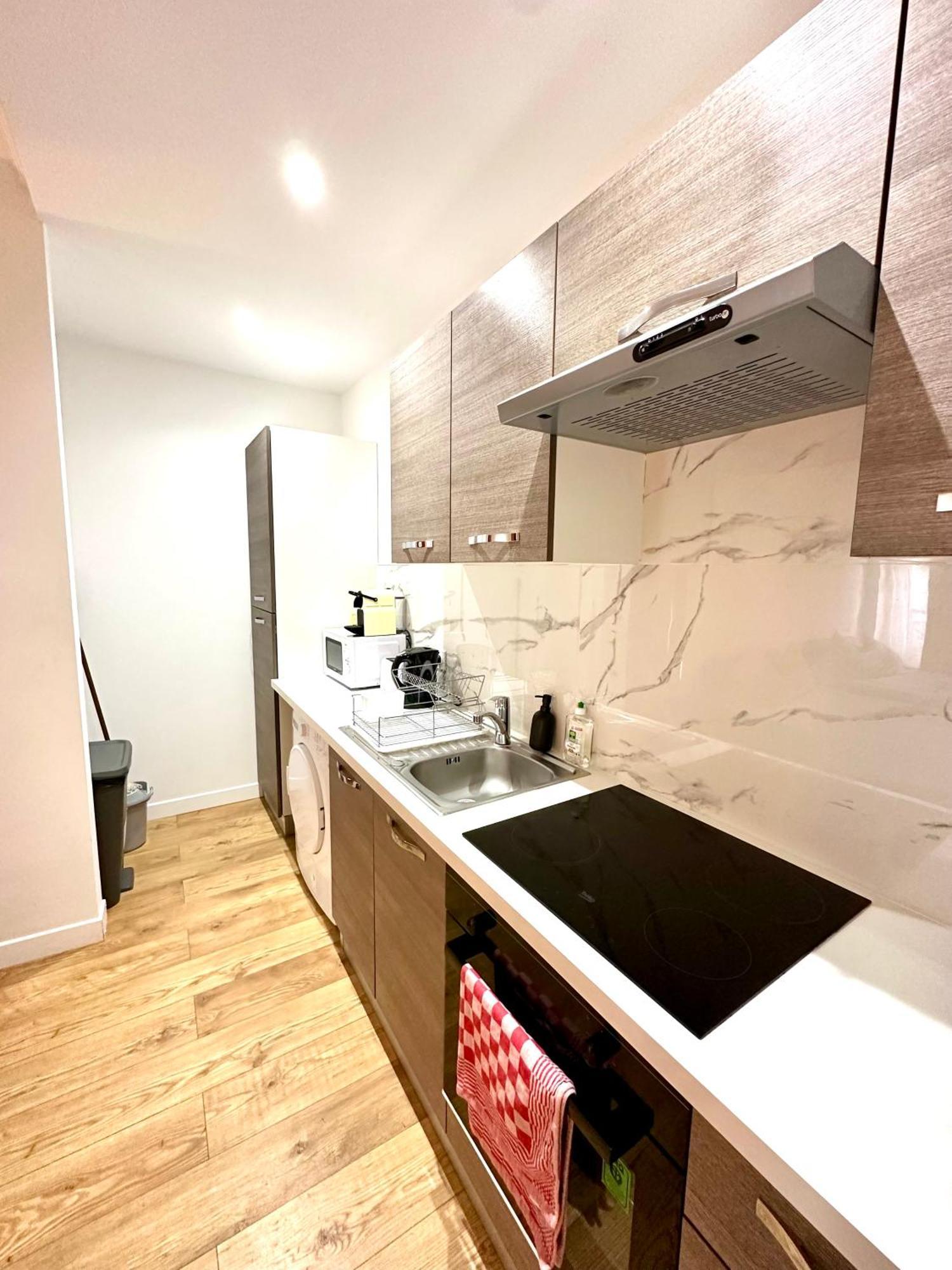Refait A Neuf 2 Pieces - - Equipe - Parking Paris
