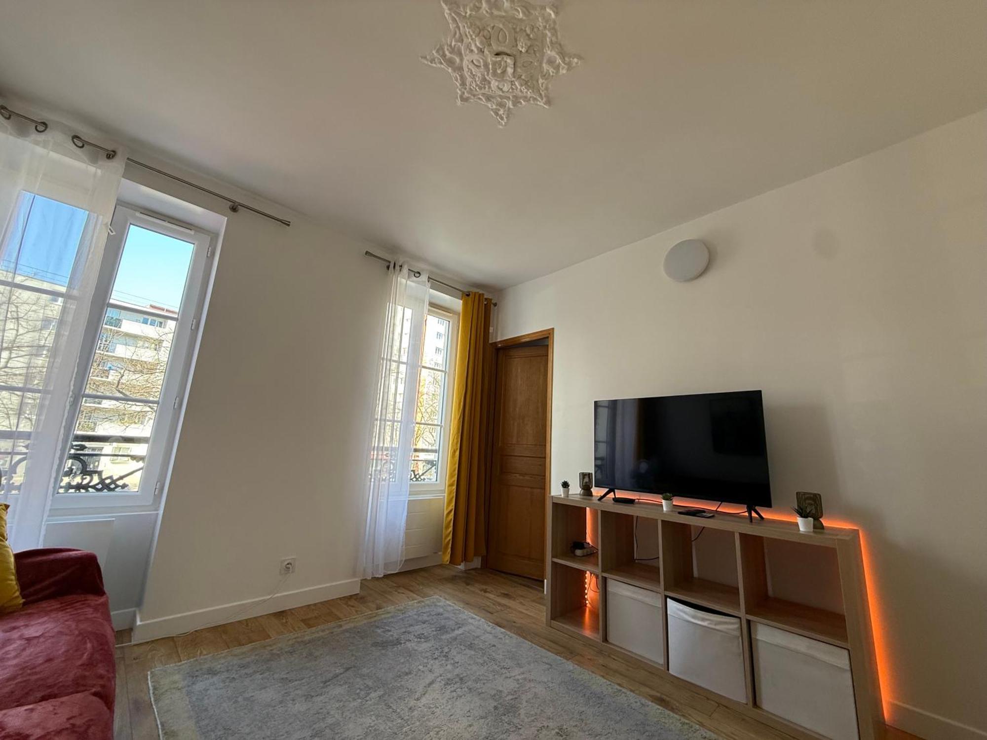 Refait A Neuf 2 Pieces - - Equipe - Parking Paris